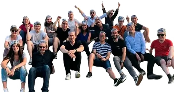 équipe avec des bonnets de prisonniers lors d'un team building